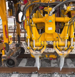 大型養(yǎng)路搗固機